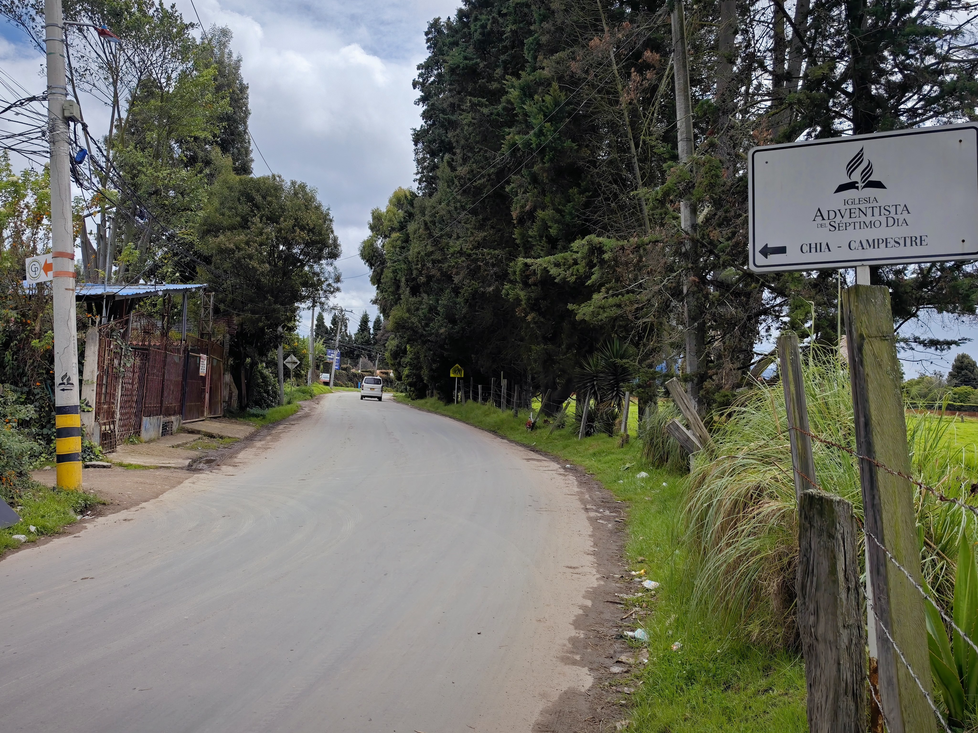Letrero de entrada en la vía